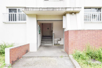 【エントランス】 | お客様を、そして住人を出迎えてくれるマンションのエントランス。ゴミが落ちていないことからも、管理状態の良さや住民の節度の高さが見て取れます。～即日のご見学可能～　お問合せはお気軽にどうぞ。