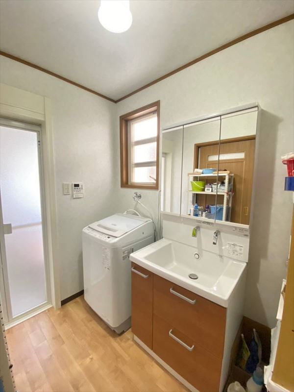 和歌山市吉田中古住宅の独立洗面台