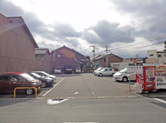 角三駐車場の外観