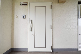 【その他共用部分】 | 皆様をお迎えする、お部屋の玄関ドア。開けやすさや開放角度、ドアノブの操作しやすさや鍵の形状などを、現地で一度ご確認ください。～即日のご見学可能～　お問合せはお気軽にどうぞ。
