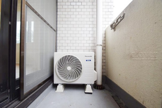 【その他共用部分】 | 小さめのバルコニーです。とはいえ室外機を置く、あるいは気分転換を行うといった実用性能は十分に確保。～即日のご見学可能～　お問合せはお気軽にどうぞ。

