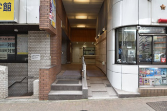【エントランス】 | マンションの正面エントランス。出入りする人間を癒してくれるマンション入り口であり、その建物の「顔」でもあります。～即日のご見学可能～　お問合せはお気軽にどうぞ。
