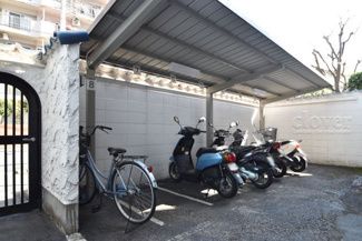 【駐車場】 | バイク置き場。空き区画の有無や駐輪料金、サイズおよび排気量規定などについては、改めてお問い合わせください。～即日のご見学可能～　お問合せはお気軽にどうぞ。
