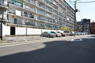 【駐車場】 | マンションの駐車場スペース。空きの有無や駐車料金、サイズ規定などについては、改めてお問い合わせください。～即日のご見学可能～　お問合せはお気軽にどうぞ。
