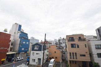 【展望】 | 眼前に広がる空の雄大さと、このお部屋の自慢の一つである「眺望」をご覧ください。毎日、この景色を独り占めできる新生活に夢が広がります。～即日のご見学可能～　お問合せはお気軽にどうぞ。
