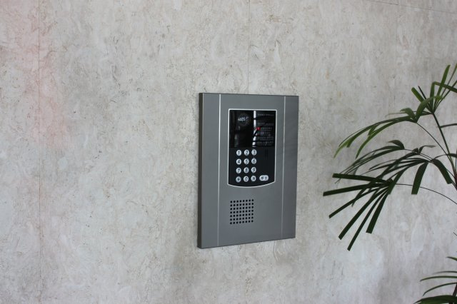 グランフィル久米東の防犯設備|1階エントランスにインターホンがあります。