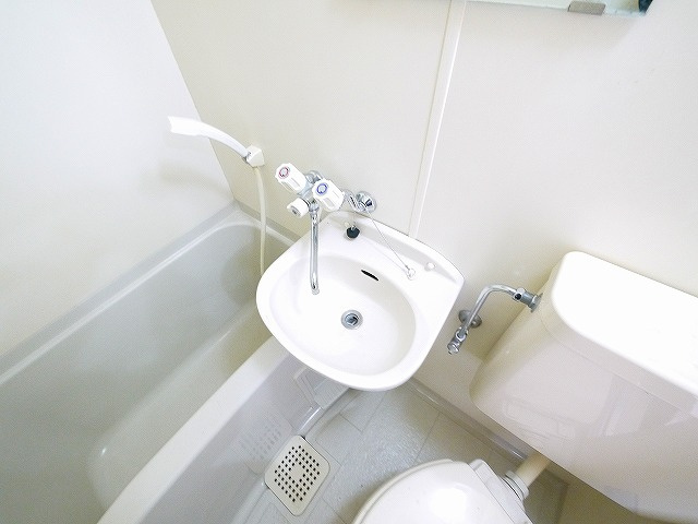 ジュネス神殿の設備|お風呂には洗面台もついてます。