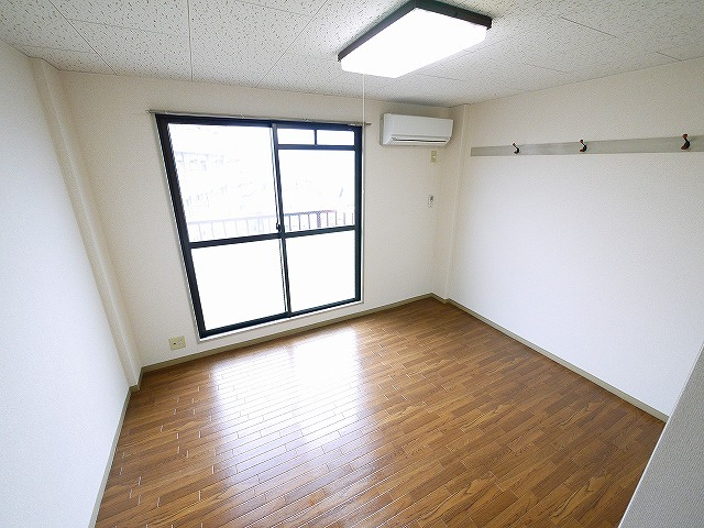 ジュネス神殿の内装|明るい色調の室内です