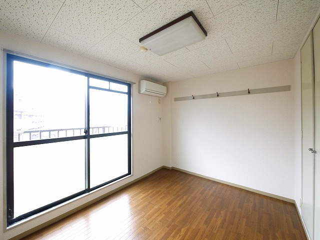 ジュネス神殿の寝室|明るい洋室です。