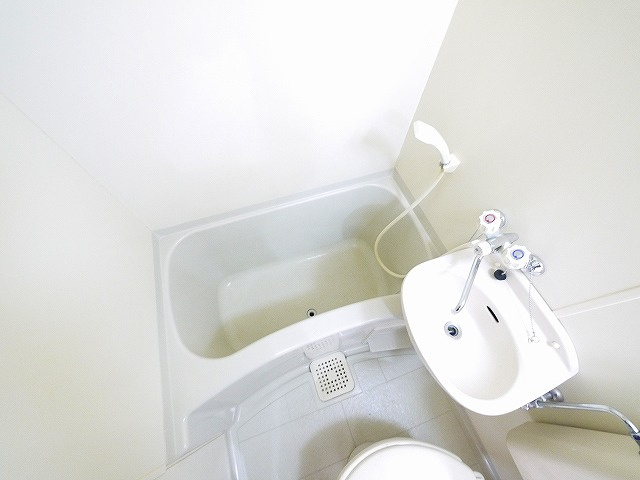 ジュネス神殿の浴室|お掃除しやすいユニットバスタイプ。