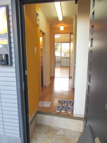 幸ハイツの玄関|アクセントクロスでおしゃれな玄関