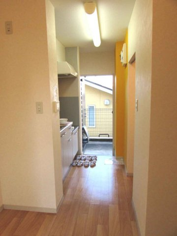 幸ハイツの内装|洋室側から見た廊下