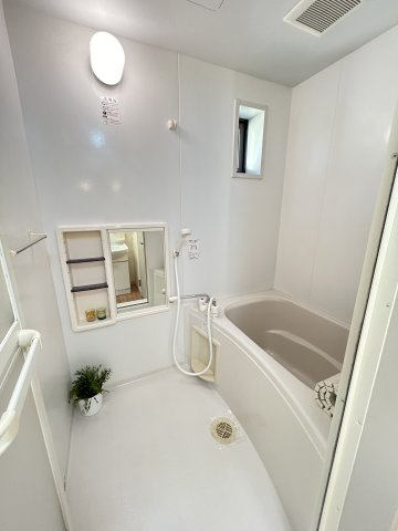 幸ハイツの浴室|窓のある浴室