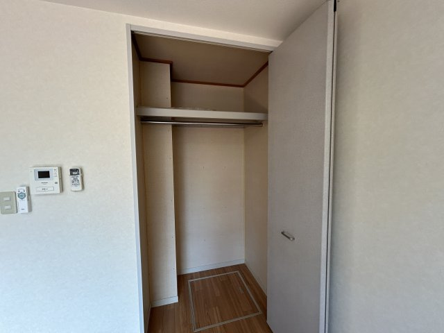 幸ハイツの収納|洋室クローゼット　奥行がありますので物がたくさん入ります。