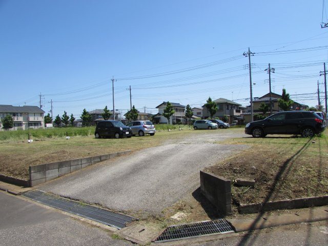 岸本駐車場の駐車場|入口も幅があり、入りやすいです。