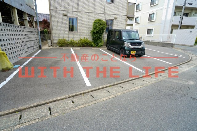 エクリス【キャッシュバック対象物件】の駐車場|駐車場があるので、車を買う予定の方も安心です
