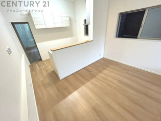 キッチン前のダイニングスペース　カウンターキッチンから料理の受け渡し等に便利です。ダイニングセットを置いても十分な広さを確保。