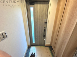 大きな玄関収納付きの玄関です　家族皆様の履物をしっかり収納できます