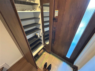 大きな玄関収納付きの玄関です　家族皆様の履物をしっかり収納できます