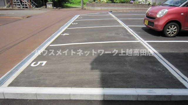 グランドハイツの駐車場|消雪付駐車場