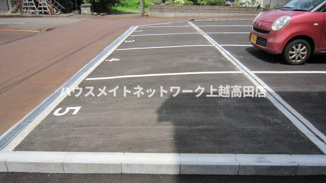 グランドハイツの駐車場|消雪付駐車場
