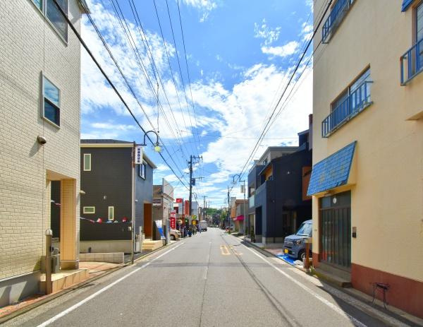 横浜市磯子区滝頭２丁目の新築一戸建の前面道路含む現地写真|前面道路が広いので、安心して駐車可能です！
