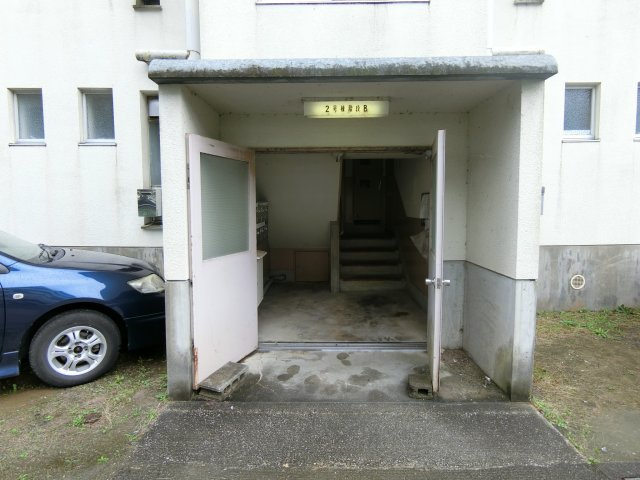 ビレッジハウス青木2号棟のエントランス
