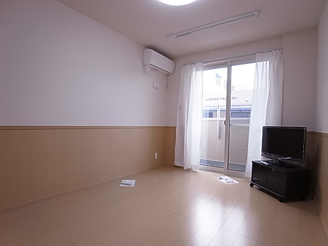 神戸市須磨区古川町３丁目のアパートの居間・リビング