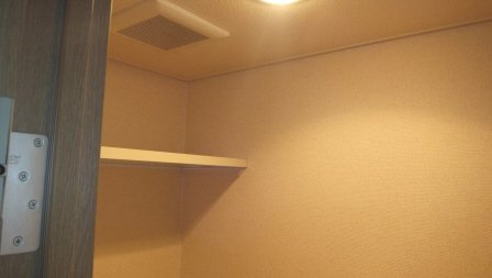 コンフォースＫのトイレ|トイレの上に棚があります