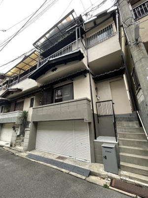 【外観】 | 鶴見区茨田大宮２丁目中古戸建 | 薬や日用品を買うのに便利なウエルシア鶴見茨田大宮店まで徒歩4分！内装リフォーム済みなので、新しくなった住まいで生活を始められます。全面部分の外壁も塗装済み。空室のためいつでも内覧可能です！