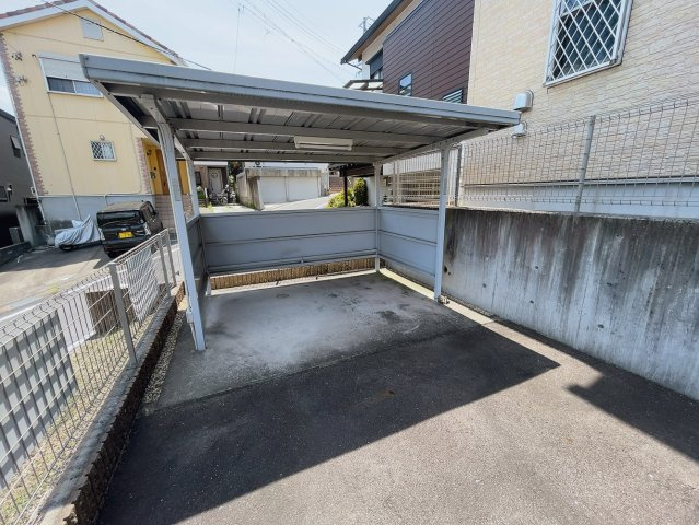 リーブル　吉川３の駐車場