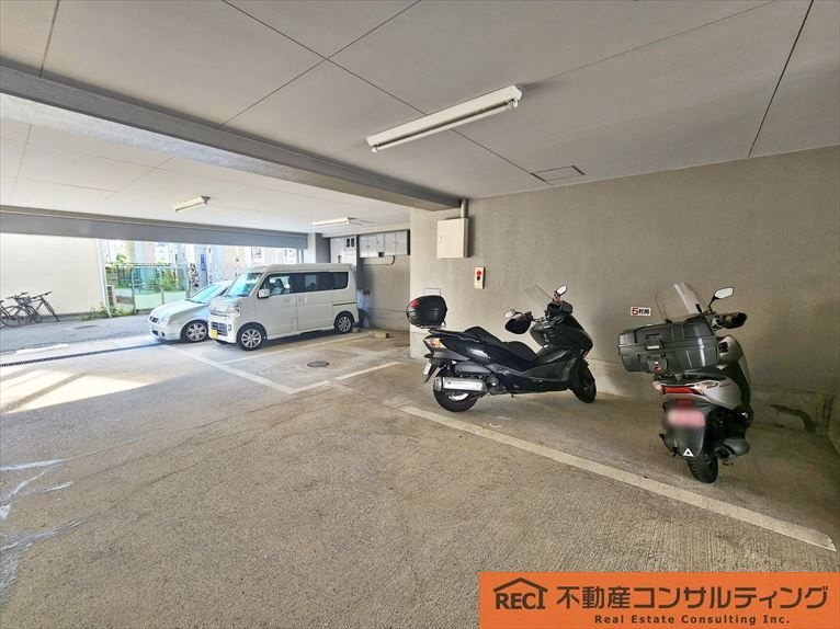 グランドシャトー青木の駐車場