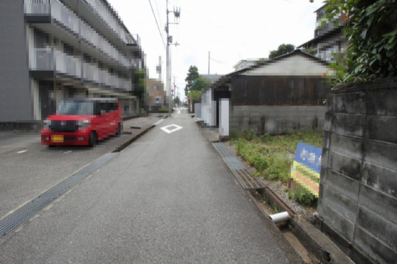 三園町　建築条件なし　売土地　の前面道路含む現地写真