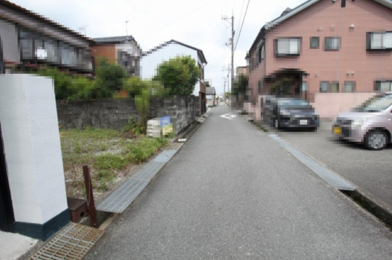 三園町　建築条件なし　売土地　の前面道路含む現地写真