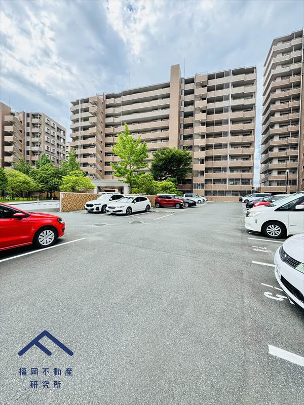 レークヒルズ野多目六番館の駐車場