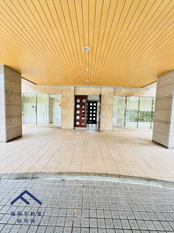 レークヒルズ野多目六番館のエントランス