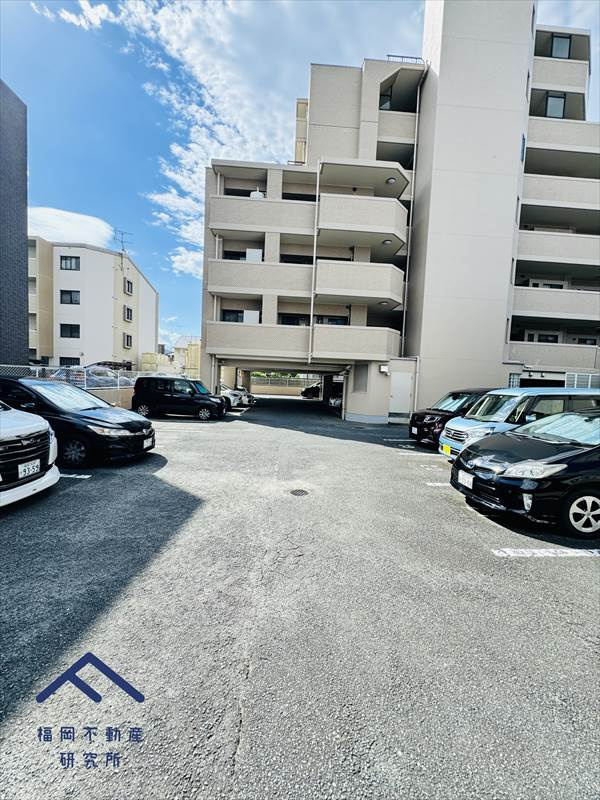 春日原パーク・ホームズの駐車場