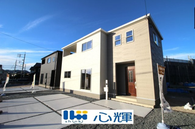 【外観】 | リーブルガーデン防府市開出 第２（２号棟） | 明るい日差しが差し込む現地。車もゆったり駐めることができます。ぜひ現地をご覧ください。
