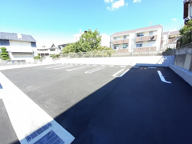 メゾン　エインシェント８の駐車場