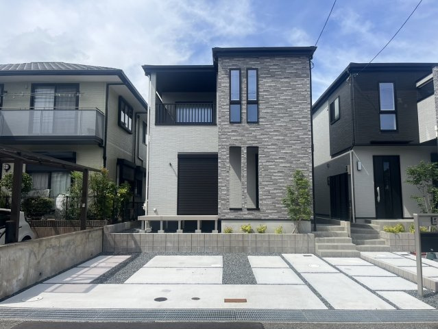 神戸市西区春日台７丁目　新築一戸建　A号棟の外観|デザイナー住宅！広々バルコニー！南向きで陽当り◎吹き抜けとの組み合わせで採光通風良好です。