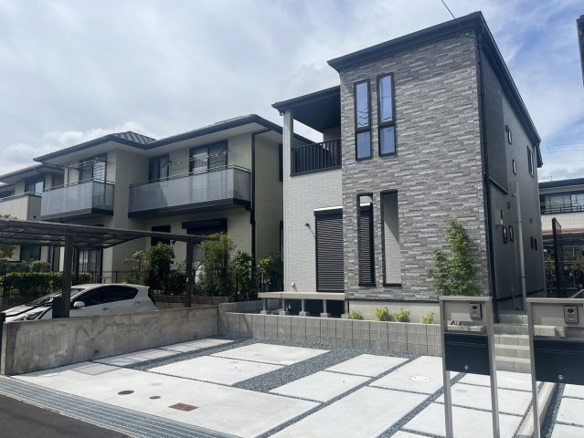 神戸市西区春日台７丁目　新築一戸建　A号棟の駐車場|●年中無休：見学時間9:00～20:00・当日予約可●左側のA号棟となります。駐車場は並列2台。