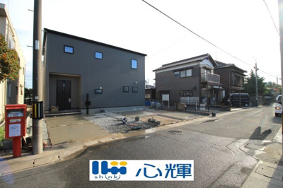 【前面道路含む現地写真】 | リーブルガーデン防府市三田尻３丁目（１号棟） | 現地（2024年10月30日撮影）
明るい日差しが差し込む現地。車もゆったり駐めることが出来ます。ぜひ現地をご覧下さい。
