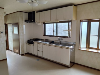 【キッチン】 | 米沢市西大通１丁目　二階建て中古住宅 | 広々としたキッチンです