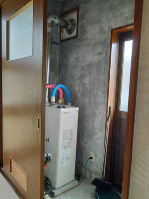 【設備】 | 米沢市西大通１丁目　二階建て中古住宅 | キッチン横にボイラーと勝手口があります