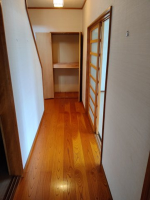 【収納】 | 米沢市西大通１丁目　二階建て中古住宅 | 玄関奥に収納スペースがあります