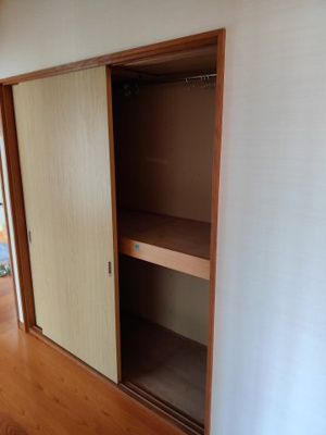 【収納】 | 米沢市西大通１丁目　二階建て中古住宅 | 便利な階段下収納です