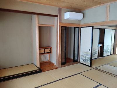 【和室】 | 米沢市西大通１丁目　二階建て中古住宅 | 西側和室には床の間・仏間スペースがあります