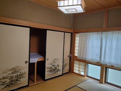 【和室】 | 米沢市西大通１丁目　二階建て中古住宅 | 北側和室には大容量の収納スペースがあります