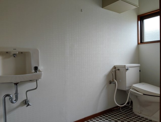 【トイレ】 | 米沢市西大通１丁目　二階建て中古住宅 | 1階トイレです