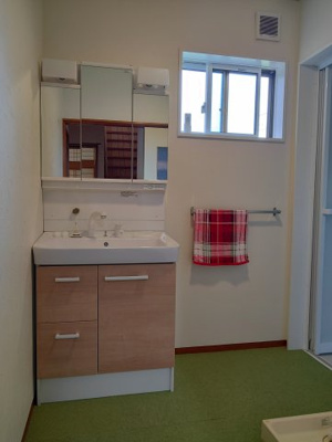 【独立洗面台】 | 米沢市西大通１丁目　二階建て中古住宅 | 明るい印象の洗面台